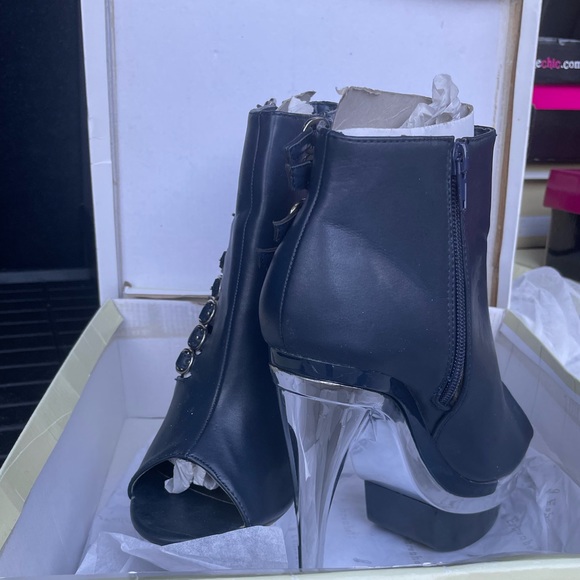 Sandals - Picture 2 of 2